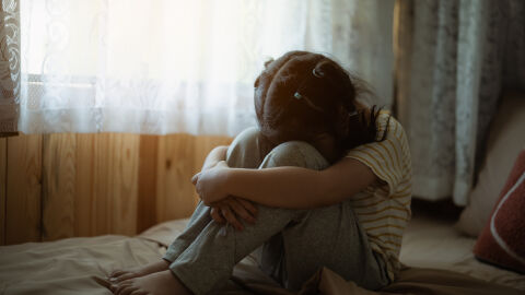 Подигравки и страх: 75% от децата в приемни семейства се срамуват да признаят къде живеят