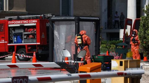 Снимка: Намериха плик с бял прах в гръцкия парламент - получател е Мицотакис, а подател - Русия