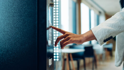 Кафето от машина: Вендинг оператори и еврото - пренастройването за новата валута ще отнеме време