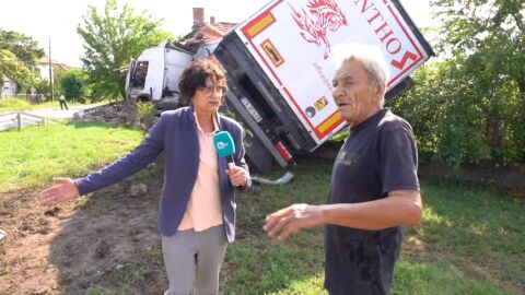 Снимка: „За първи път ми се случва: Камион скъса мантинела и се вряза в къща в Монтанско. Шофьорът твърди, че е засечен