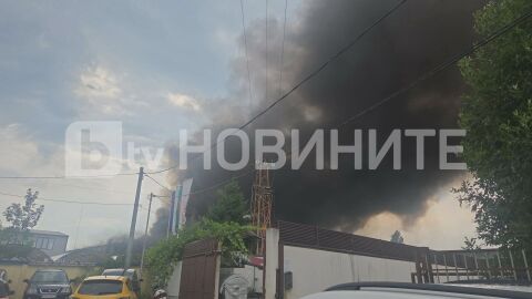 Снимка: Въпреки литрите дъжд: Шести час гори пожарът до Банкя