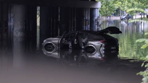 Снимка: Часове преди пороя у нас: Мощна буря взе жертва в Румъния