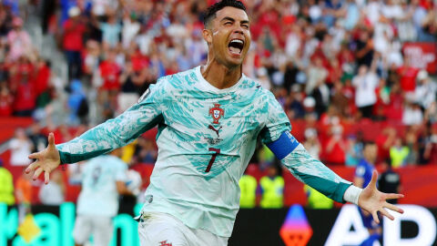 Снимка: VAR и гол в 90'+4 изпратиха Кристиано и Португалия на осминафинал