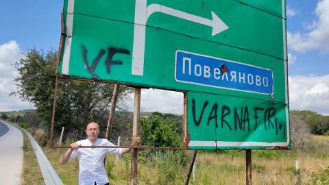 Снимка: „Жалка картинка“: Зрител на bTV сигнализира за повредени табели по магистрала „Хемус“, АПИ обещава подмяна