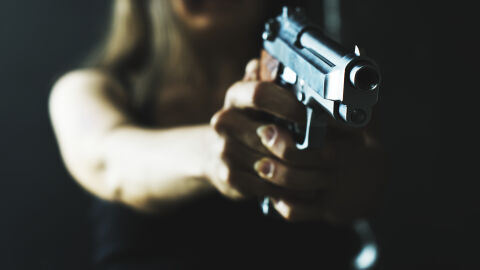 Снимка: „Кошмарът на всеки родител“: Майка откри мъж под леглото на 13-годишната си дъщеря и го застреля