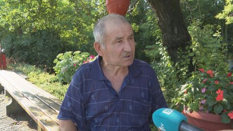 Снимка: В очакване на самолетите: Жителите на селото до авиобаза „Безмер“ с реакция срещу американската техника