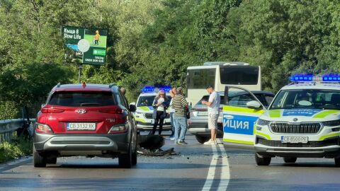 Снимка: Прокуратурата отне книжката на шофьора, врязъл се челно в кола край Владая, при което загина жена