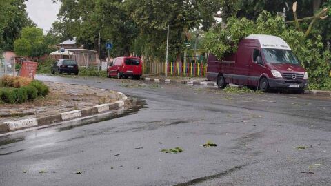 Снимка: Две жени са в болница силната буря в Ямбол