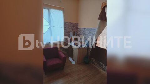 Снимка: Разбиха офиса на „Възраждане“ в Ямбол (СНИМКИ)
