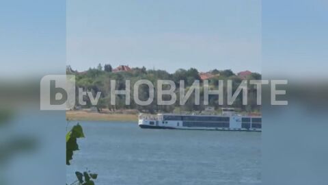 Снимка: С 238 души на борда: Круизен кораб, плаващ към България, заседна в река Дунав (ВИДЕО и СНИМКИ)