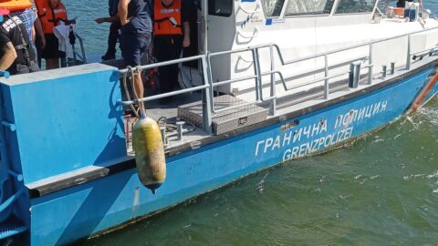 Снимка: Евакуират пътниците от заседналия до Видин круизен кораб в р. Дунав