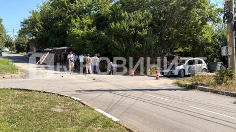Снимка: Катастрофа между бус и автомобил в Русе. Бременна жена и момиченце на година са сред пострадалите