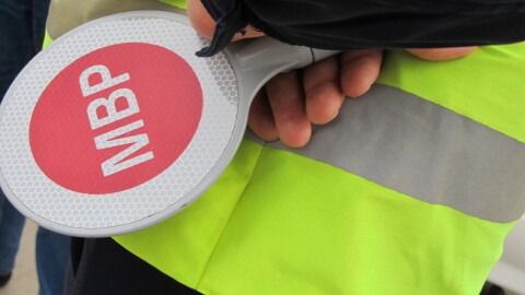 19-годишен без книжка не спря на полицейски сигнал, катастрофира и побягна