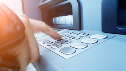 След кражба на карта с написан ПИН код: Трима младежи получиха условни присъди и пробация