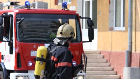 Снимка: Пожар пламна край Карнобат, огънят е близо до града
