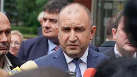 Политолог: Вододелът Изток-Запад е проблем за Радев. Той се опитва да се постави в центъра на двете геополитически страни