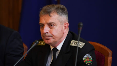 Началникът на отбраната: Американски военни самолети не са летели, докато летище „Васил Левски“ беше затворено