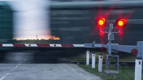 Тежък инцидент в Сливен: Влак е блъснал жена и дете 