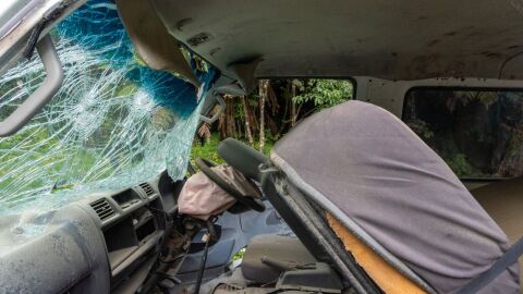 Микробус с осем тийнейджъри катастрофира в електрически стълб