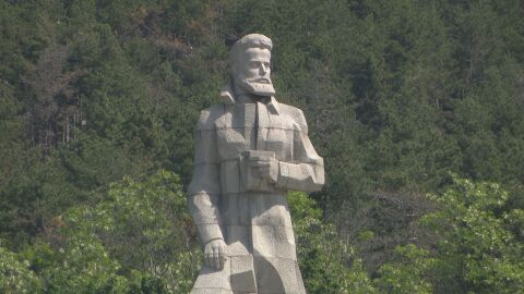 Венци, концерт и заря в Калофер за 178 години от рождението на Христо Ботев