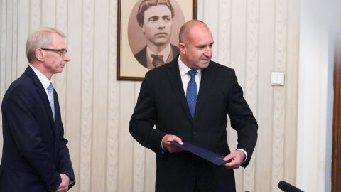 Президентът ще проведе консултация с парламентарната група на „Величие“ 