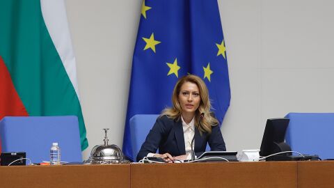 В търсене на служебен премиер: Илияна Йотова се среща първо с Рая Назарян