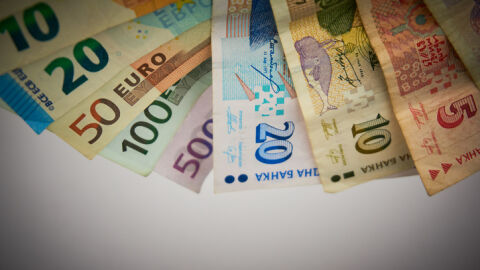 Родители принудили непълнолетната им дъщеря да се омъжи за 20-годишен 