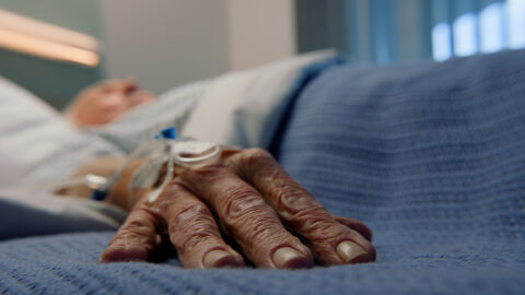 99-годишна жена с белодробен оток чака в болничен коридор дни, преди да я хоспитализират