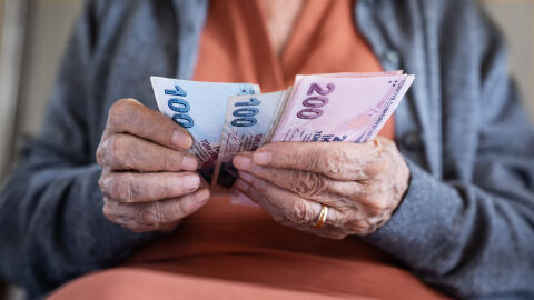 Първите пенсии в евро: Над 2 милиона българи ще получат възнагражденията си