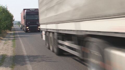 Камион се е обърнал в канавка на автомагистрала „Хемус“ в посока София