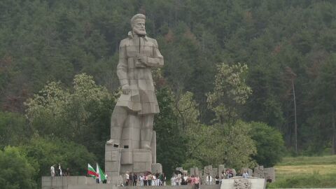 С вой на сирени България отдаде почит към паметта на Христо Ботев и загиналите за свободата на България