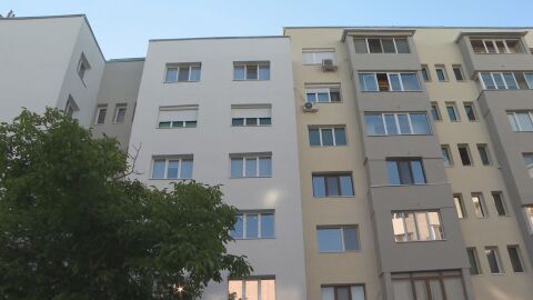 „Климатикът е вързан с тел, а прозорците не се отварят“: Жители на блок в Ловеч се оплакват от некачествено саниране