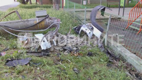 Кола помете бетонен стълб, навлезе в детска площадка в Русе (СНИМКИ)