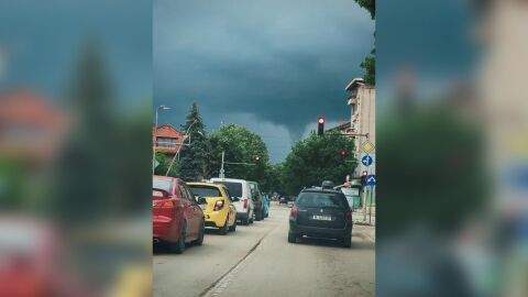 Потоп в България: Наводнени улици, градушки като орехи и явление като торнадо във Врачанско