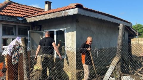 Тонове кал и тиня, блокирани улици и отчаяни хор: Армията помага в село Тича след наводнението