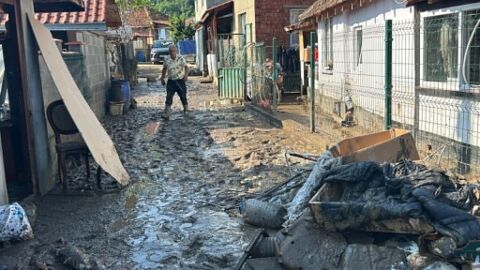 Военнослужещи се включват в разчистването на къщите, залети от водата в с. Тича (ВИДЕО)