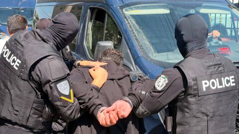 Удариха наркогрупа в София: Задържани са 20 души в кв. "Христо Ботев" (СНИМКИ)