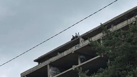 С риск за живота: Три деца се качиха на покрива на изоставената детска болница в София