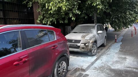 Запалиха две дипломатически коли пред българското посолство в Скопие (СНИМКИ)