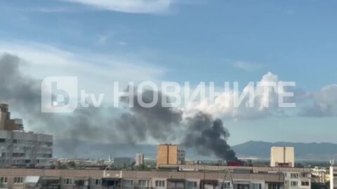 Пожар в столичния кв. "Дружба" в София (ВИДЕО и СНИМКИ)