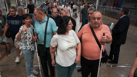 КЗД проверява достъпността в столичното метро за незрящи хора