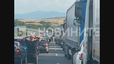 Снимка: ТИР разцепи товарен автомобил на две при тежка катастрофа на АМ „Струма“ (ВИДЕО, СНИМКИ)