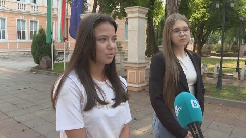 Снимка: Две момичета намериха и върнаха портфейл с голяма сума пари на болна жена