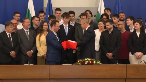 Снимка: Десетки млади умове ще представят България на международните състезания по природни науки