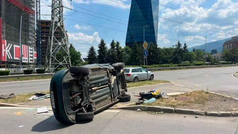 Снимка: Две коли се удариха на бул. „България“ в посока околовръстното на София