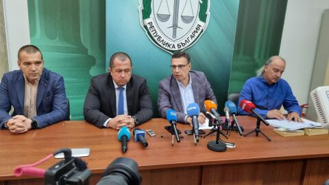 Снимка: Обвиниха шефа на ВиК – Несебър, в дома му откриха 33 000 евро и тефтер с имена