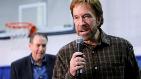 Почина емблематичната екшън звезда Чък Норис 