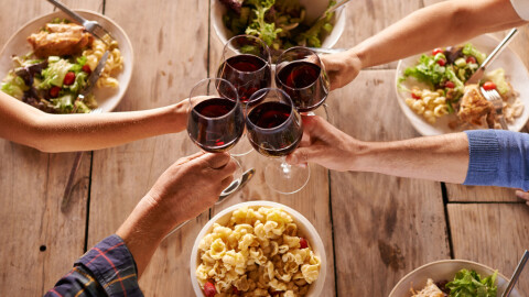 Гърците все по-рядко на ресторант