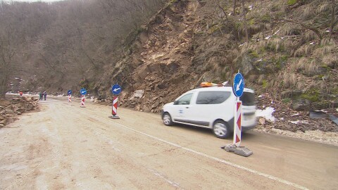 Голямо количество земна маса се е свлякла на прохода Троян-Кърнаре 