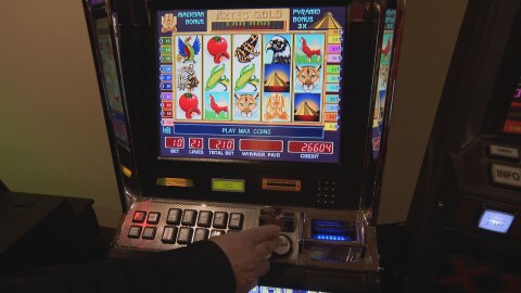 37-годишен два пъти ограбва възрастна жена, проиграва парите ѝ в казино